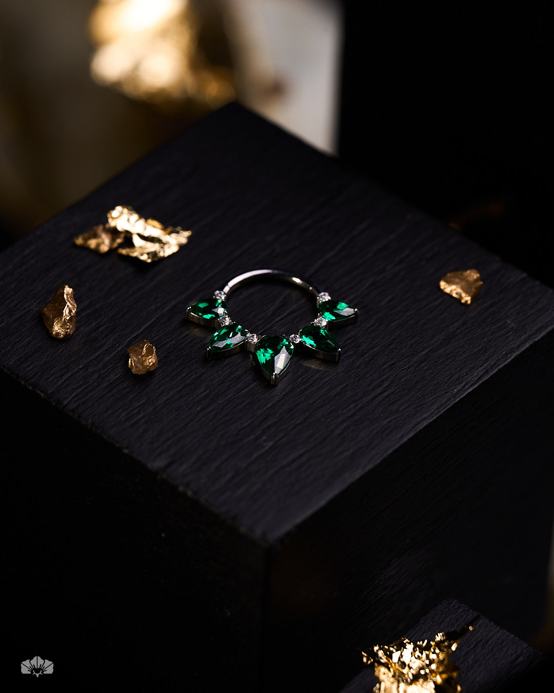 CLICKER TITANIO CON SWAROVSKI ENGASTE GOTA VERDE ESMERALDA