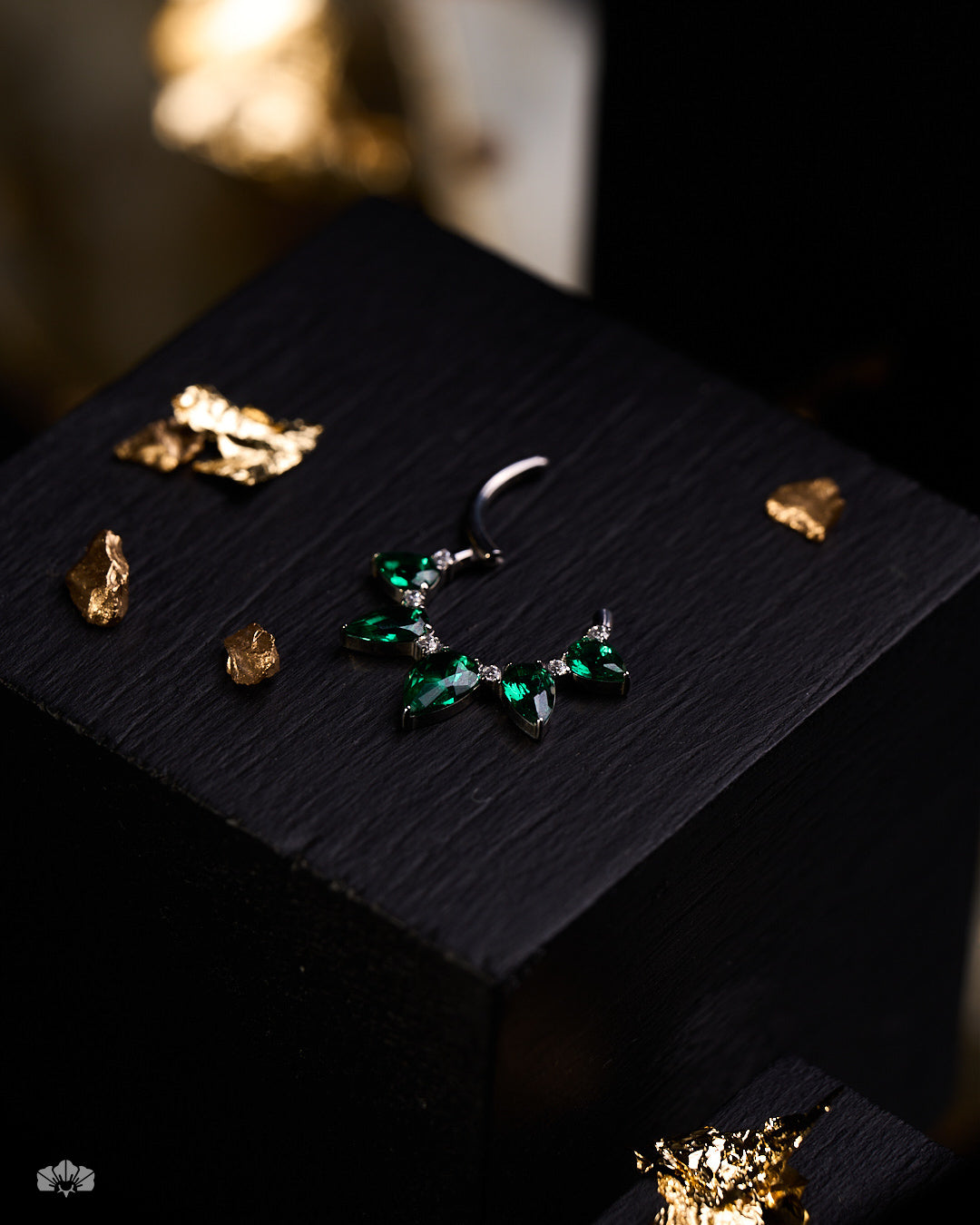 CLICKER TITANIO CON SWAROVSKI ENGASTE GOTA VERDE ESMERALDA