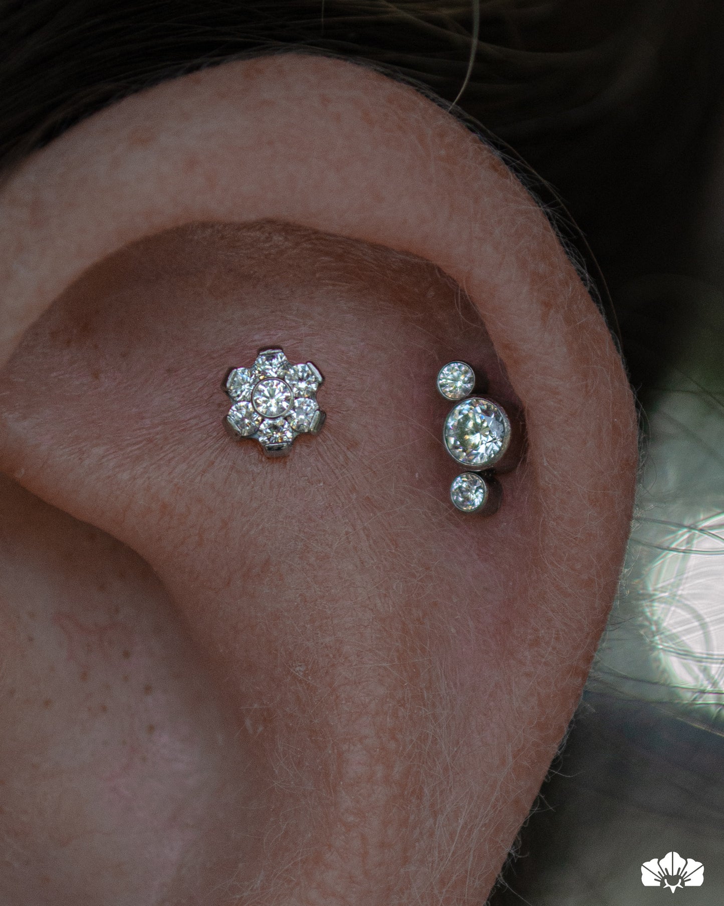 LABRET TITANIO MINI FLOR SWAROVSKI BLANCO