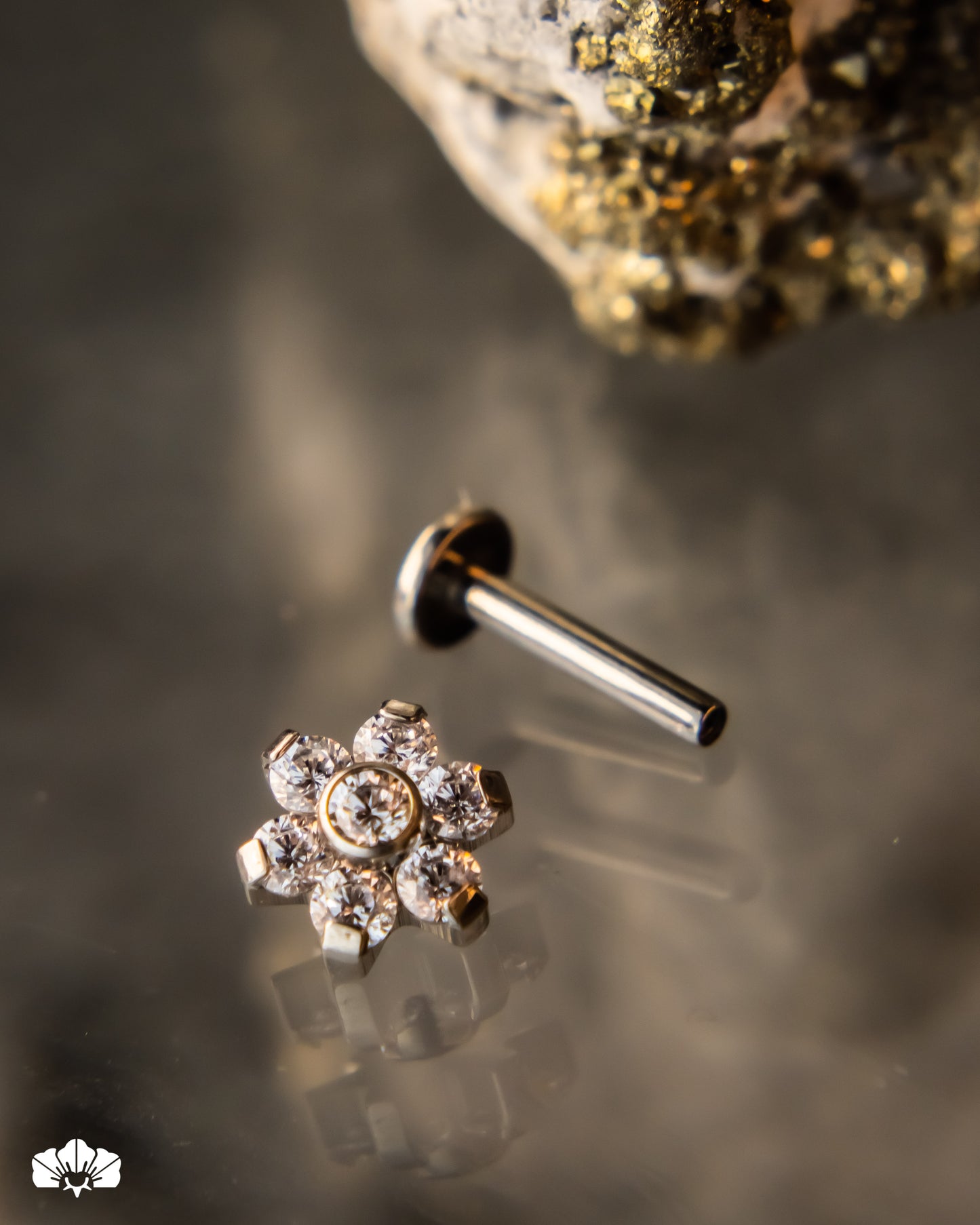 LABRET TITANIO MINI FLOR SWAROVSKI BLANCO