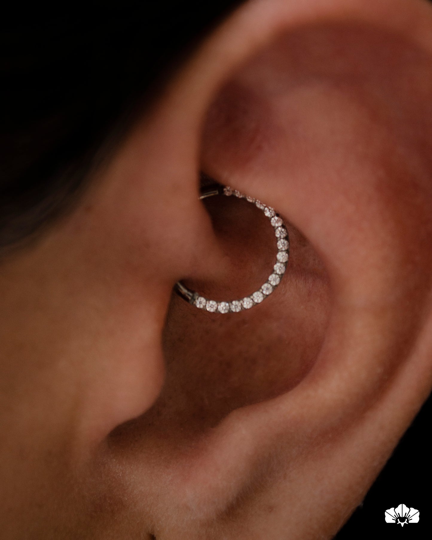CLICKER EN TITANIO CON CRISTALES MINI SWAROVSKI