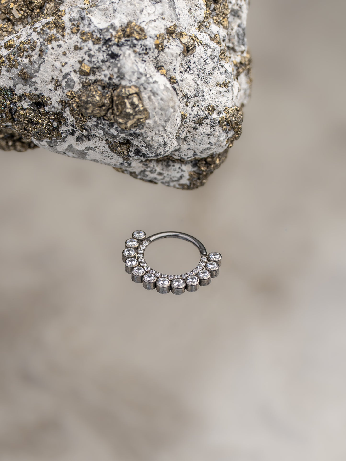CLICKER 10MM DOBLE ARO MINI SWA BLANCOS Y 14 SWAROVSKI DE 3MM