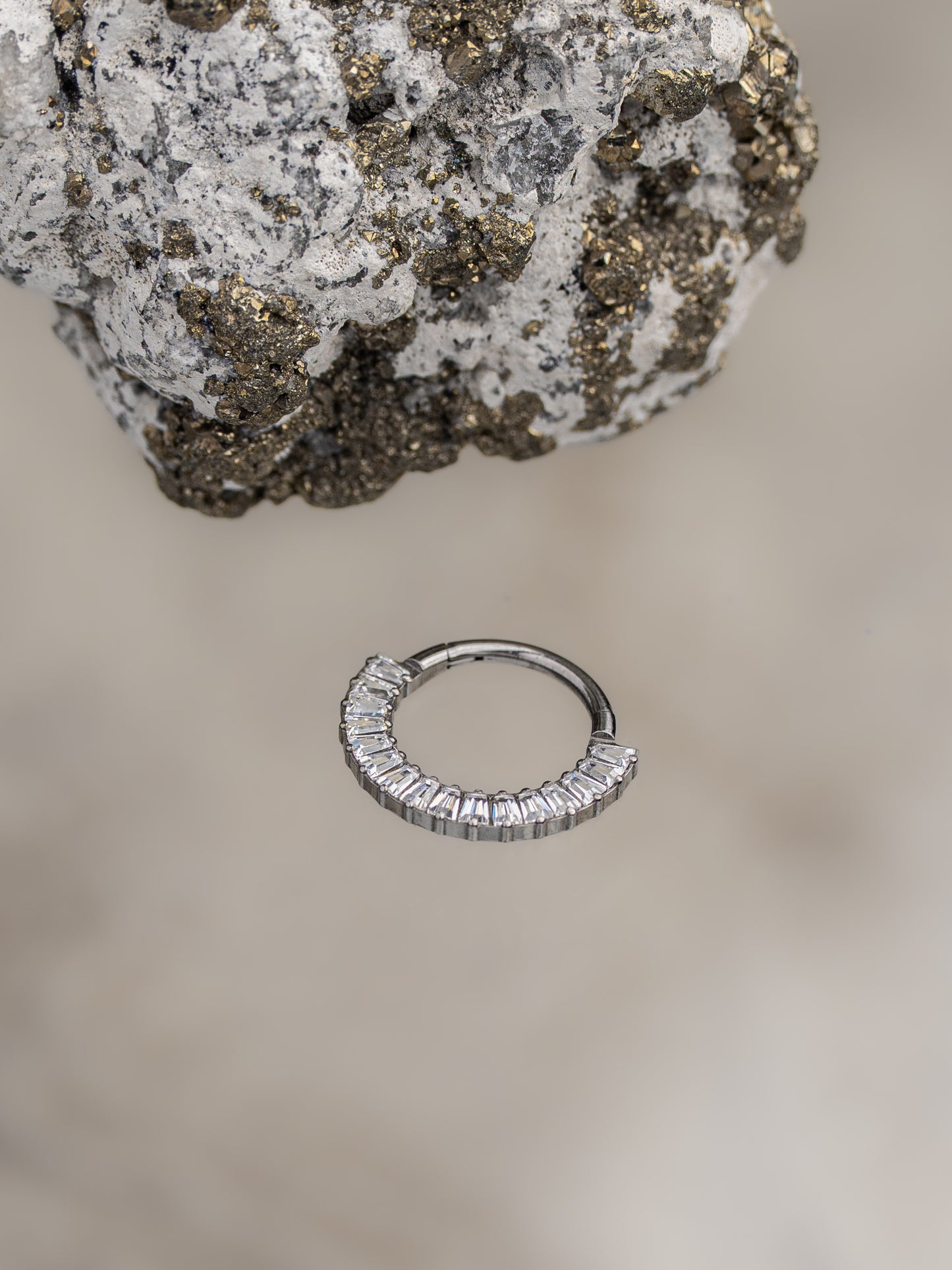 CLICKER 10MM SWAROVSKI BAGUETTE DEFRENTE TITANIO