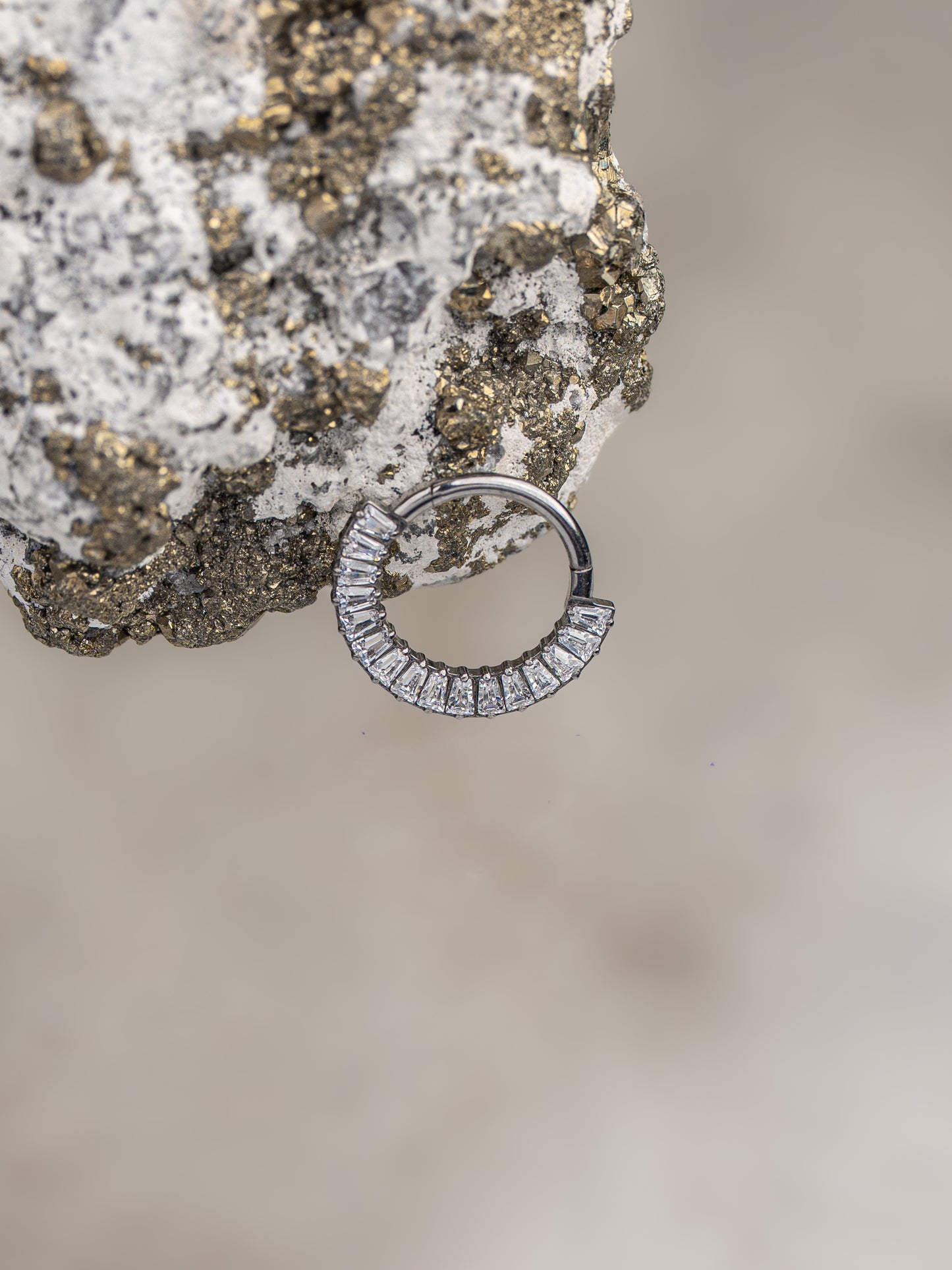 CLICKER 10MM SWAROVSKI BAGUETTE DEFRENTE TITANIO