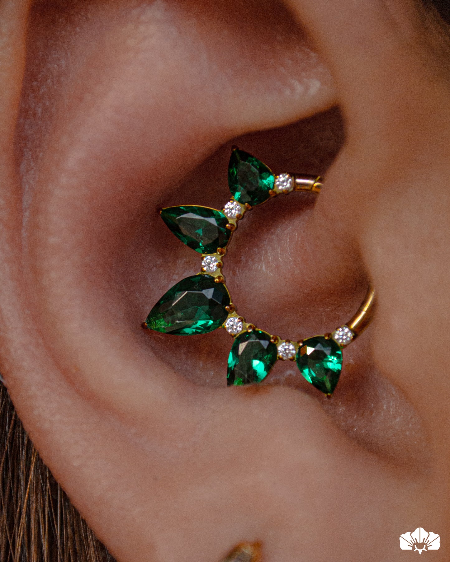 CLICKER TITANIO CON SWAROVSKI ENGASTE GOTA VERDE ESMERALDA